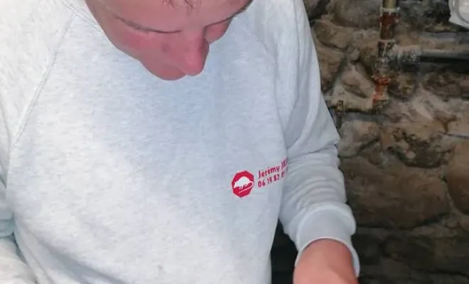 Désinsectisation préventive avec gel insecticide et attractif collant contre les blattes et cafards dans un restaurant à ROQUEBILLIERE, Carros, JR3D
