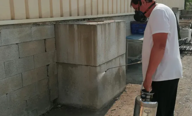 Pulvérisation d'un insecticide liquide contre les fourmies, Carros, JR3D